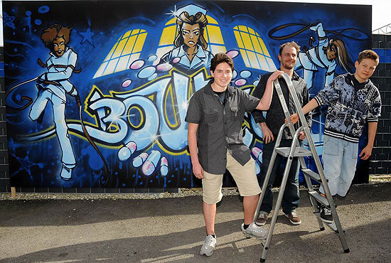 Graffiti-Kunstwerk, entstanden in Kooperation mit dem Kinder- und Jugendtreff "Tasso" des KJR. Mit dabei: die jugendlichen Künstler/innen, die außerdem eine Street-Dance-Einlage vorführen werden. Und der Graffiti-Künstler Flin, der die Jugendlichen während der Entstehung des Kunstwerks eine Woche lang angeleitet hat (©Foto: Ingrid Grossmann)